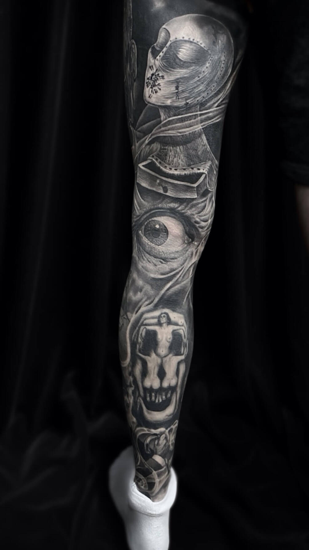 Untitled Igor Vtoroff | Full leg sleeve tattoo featuring surrealism eye, skull and bio-organic elements. Dark realism artwork, Torrevieja, Alicante, Spain.